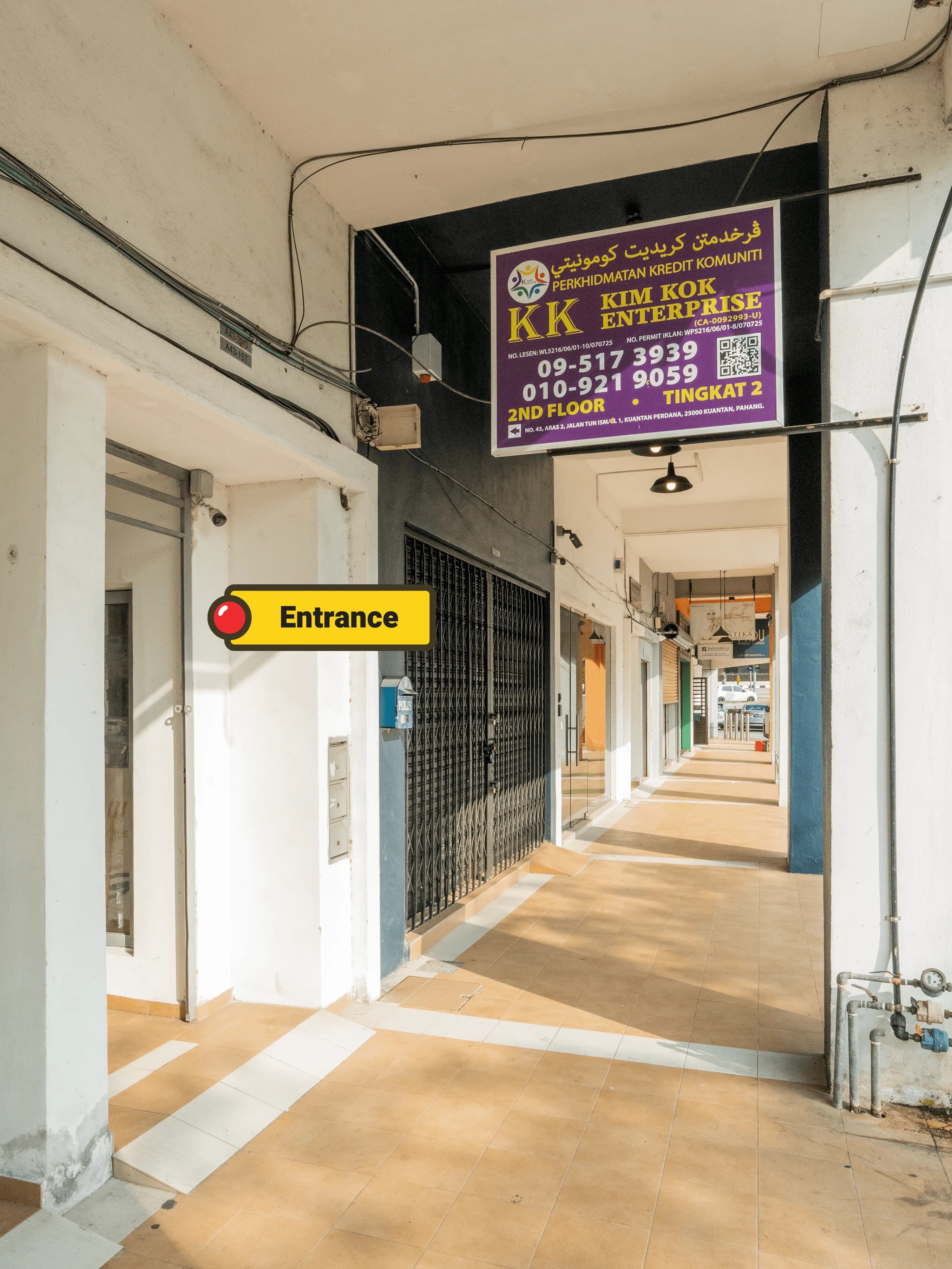 Pintu masuk pejabat Kim Kok Enterprise di tingkat dua, papan tanda KK di lorong kedai Jalan Tun Ismail 1, Kuantan.