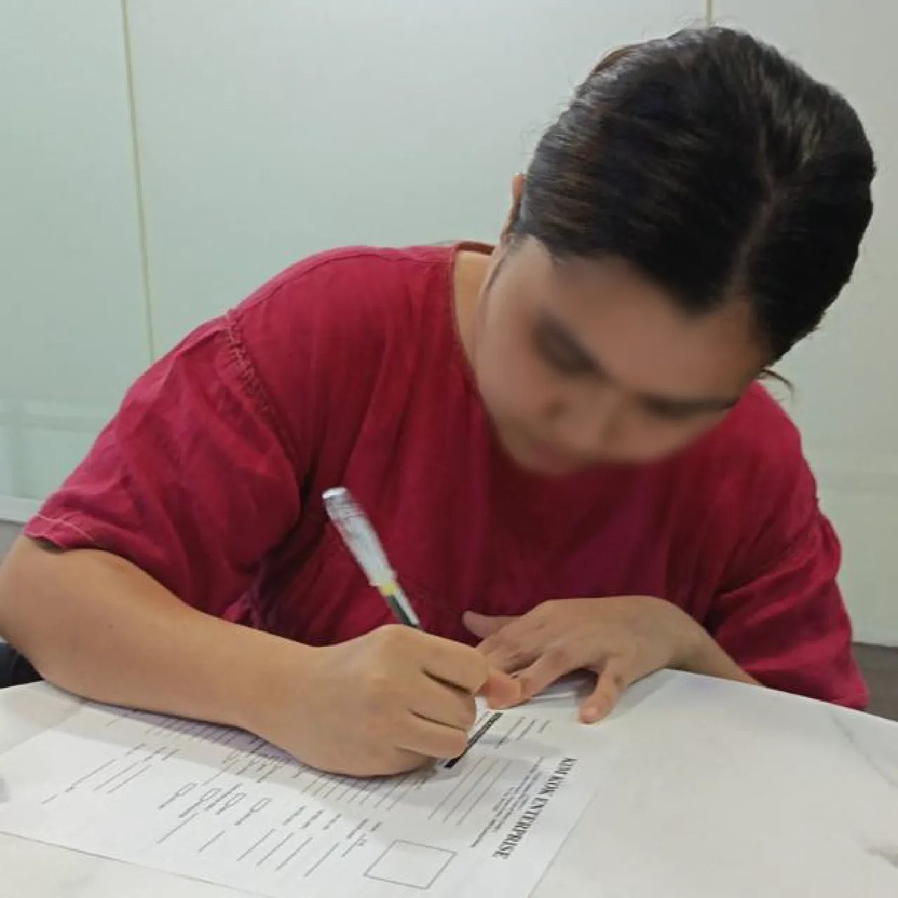 Peminjam di kaunter Kim Kok Enterprise dengan wajah dikabur untuk privasi.