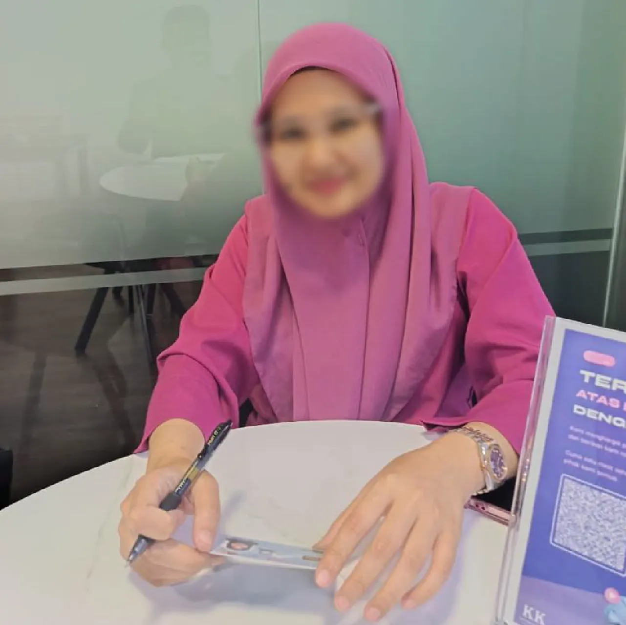 Peminjam berbual dengan pegawai Kim Kok Enterprise; wajah dikabur untuk privasi.