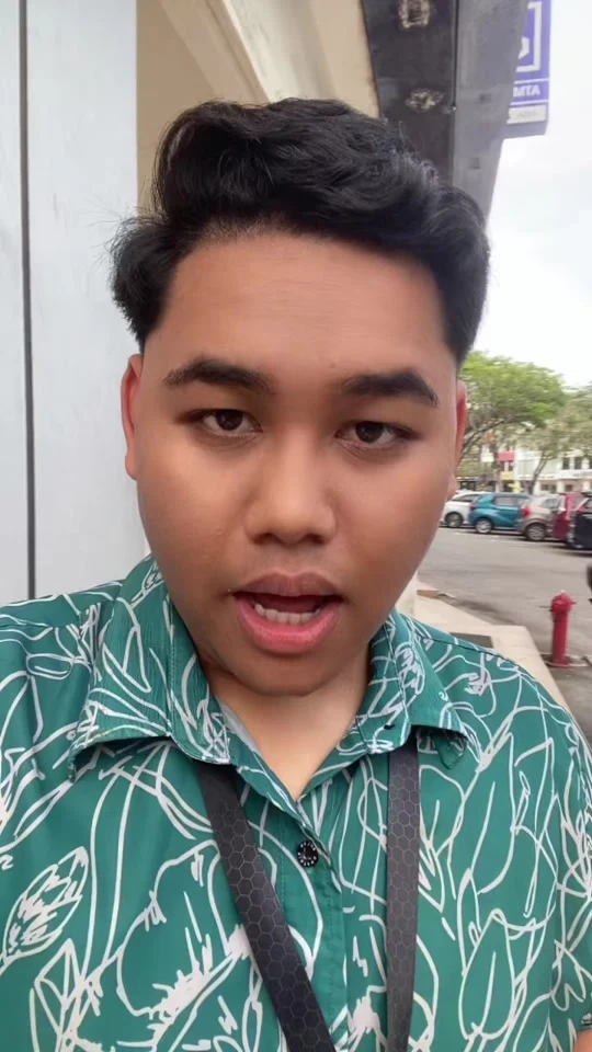 YB Mesra, watak TikTok Kim Kok Enterprise, berhampiran pejabat di Kuantan.