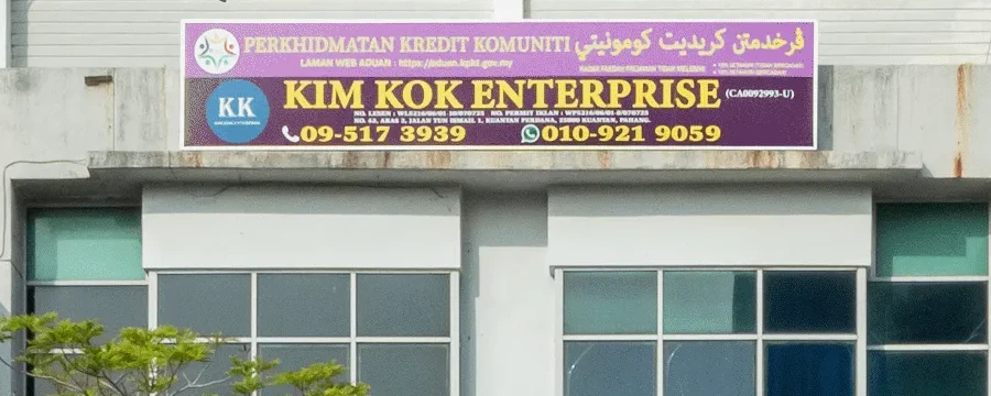 Papan tanda sebenar Kim Kok Enterprise berserta nombor lesen di premis Kuantan.